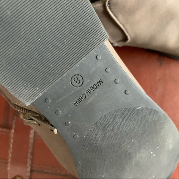 AMERICAN RAG Taupe Brown Suede ADESYRE ANKLE BOOTS Bootie 1" Heel
Women's Sz 8M - Picture 7 of 9